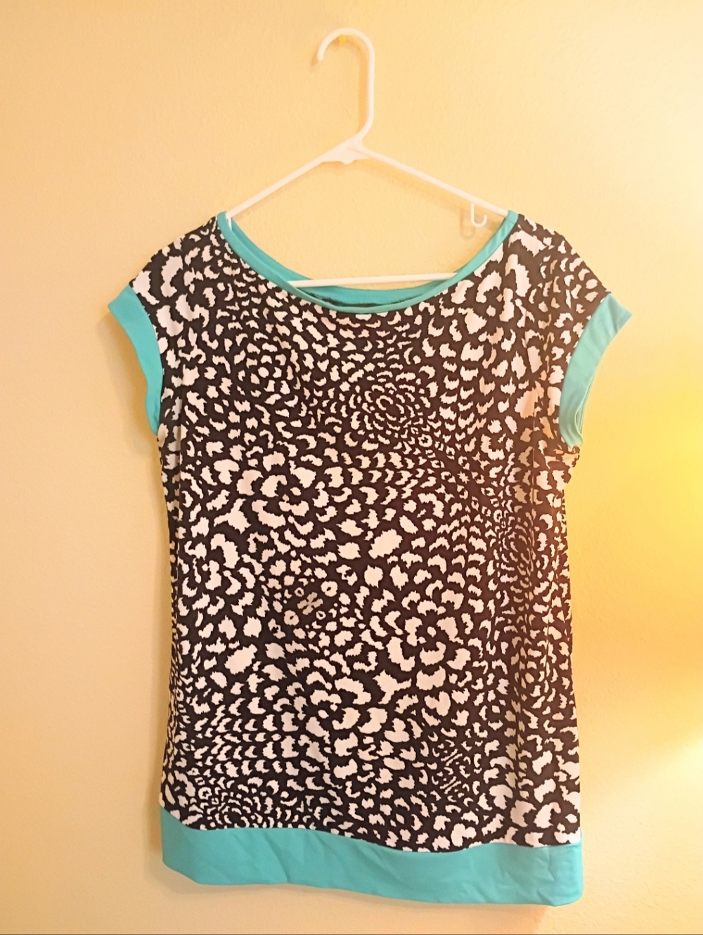 Nicole Miller Black White Abstract Top Aqua Trim Cap Sleeve Size L EUC - Picture 2 of 10
